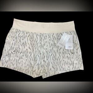 NWT Athleta Trekkie North Short Ikat Magnolia White Gray Shorts - Size 16